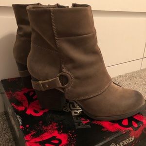 Fergalicious by Fergie Liza ankle boots
